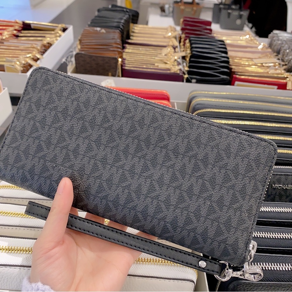 MICHAEL KORS Large Logo Continental Wallet - Picture 4 of 6